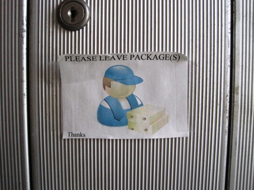 「荷物は置いて行ってください」と書かれた貼り紙