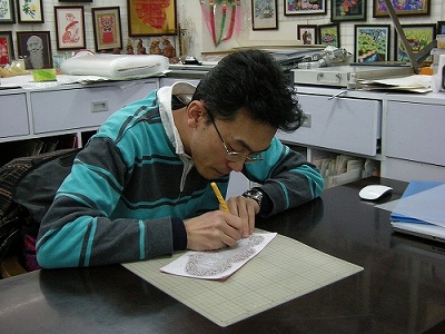 僅かな時間も惜しんで描きます　おまけにとっても早いっ！