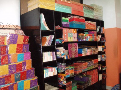 カラフルなペーパーが並ぶ売り場