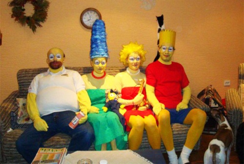 家の中でもこのとおり…シンプソンズに扮した一家