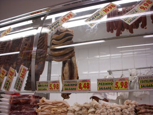 身近な肉屋さんで吊るされているカルネ・デ・ソル