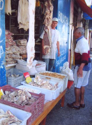 サンパウロ市内のブラジル東北部専門の食材店で吊るされているカルネ・デ・ソル