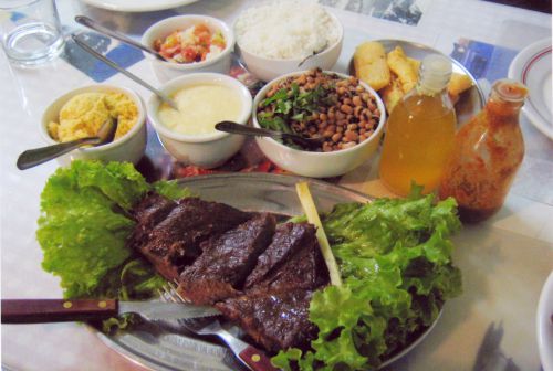 ブラジル東北部のレストランで食べられるカルネ・デ・ソルのステーキ定食