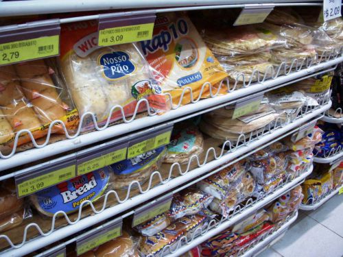 サンパウロ市のスーパーのパン売り場にはたいていシリアパンとレバノンパンも見かけられます（下から3段目と4段目の一部）