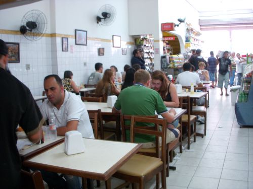 商業地区でいつも人が多く出入りするアラブ料理レストランの風景（壁にはレバノンの写真がかけられています）