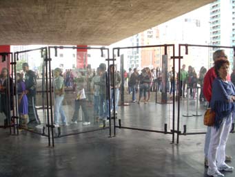 人気の特別展が開催され、入館無料の火曜日に行列のできることのあるサンパウロ美術館切符売り場付近