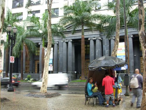 入館無料で特別展がいつも開催されているカイシャ銀行の正面