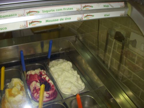 アラブの食料雑貨店の一つで見かけたアラブのお菓子の一つである｢ミスキ｣味のジェラート（右）