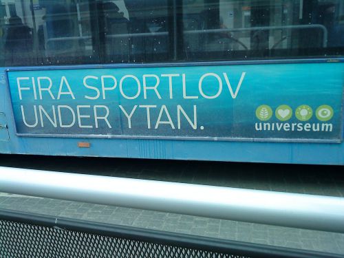 バスに貼られているヨーテボリでも大手の博物館、universium（ユニバーシウム）の宣伝。スポーツ休暇中に是非ともいかがですか？