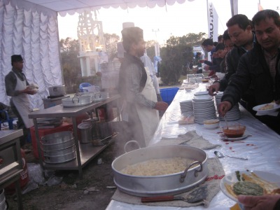 蒸し器の蓋を開けると湯気が立ち上ります。熱々が美味しい！