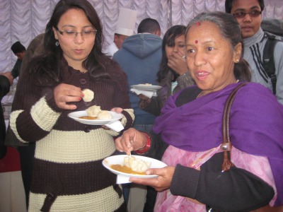 ネパール人はピリッと辛いソースで食べるのがお好き