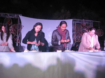 生地を丸く伸ばして、具を包みます。みなさん手馴れた様子