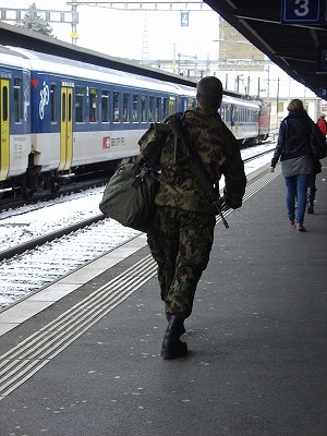 兵役を終えて、帰宅途中の民兵。スイスのあちらこちらに兵の訓練所が点在しています