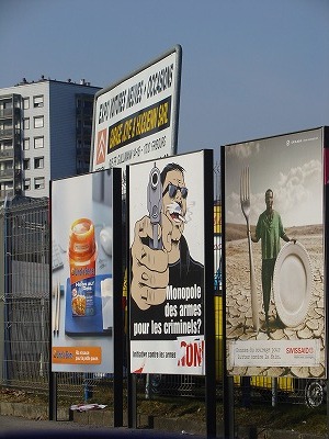 街中に立てられていた「銃保有規制にノン！悪者だけに銃を持たせますか？！」と書かれた啓発看板