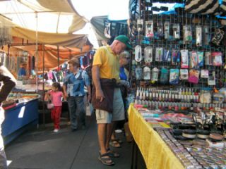 典型的な北米観光客のスタイル。半ズボンにサンダル