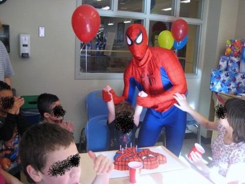 スパイダーマンが飛び入り参加したパーティー。ハンカチ落としのようなゲームをしたり、プレゼントをくれたりしました(写真は一部顔を隠しています)