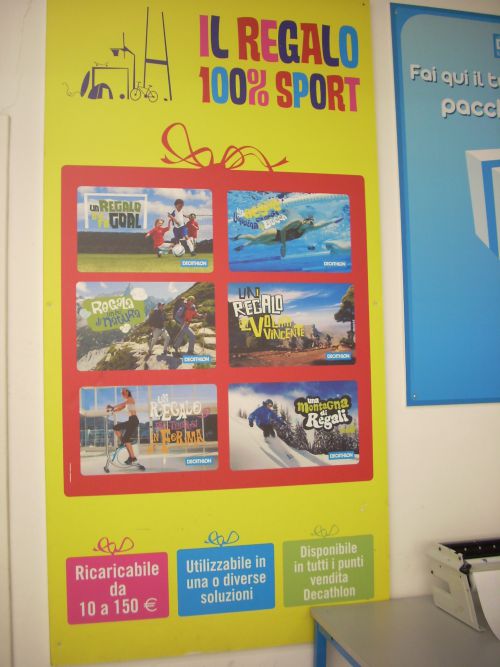 大型スポーツ店のチャージ式ギフトカードの宣伝パネル