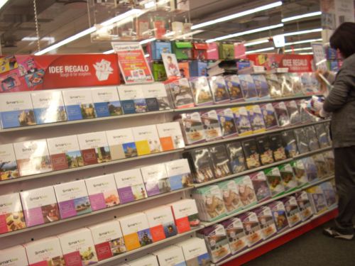 沢山のギフトボックスが店内に展示され販売される