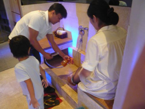 まずは足をきれいに洗ってもらいます