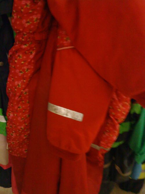 多くの子供の冬服に付いているリフレクター、日照時間が短いスウェーデンの冬を子供たちが安全に過ごすために工夫されたデザインです