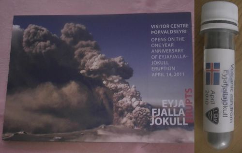 エイヤフェトラヨークル噴火記念博物館のパンフレットと火山灰