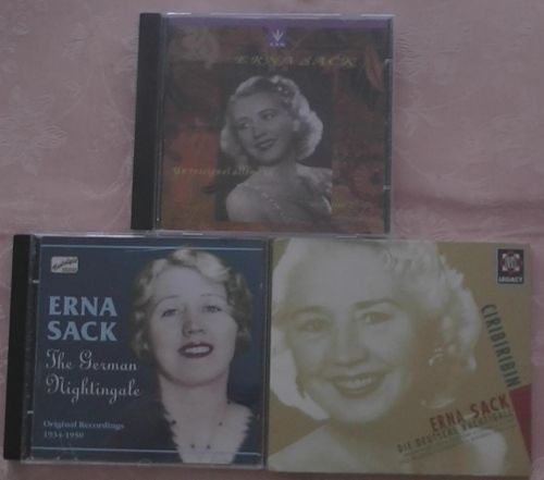 私が持っているエルナ・ザックのＣＤの一部。エルナ・ザックはハイＣの１オクターブ上（有名なオペラアリア「魔笛の夜の女王のアリア」の最高音ハイＦより更に半オクターブ上）までの声域を持つコロラトゥーラ・ソプラノとして名が知られましたが、当初メゾとして勉強していたこともあり、中〜低音域の声も力強くしっかり出ています。同じ驚異的な高音を持つコロラトゥーラ・ソプラノとしてはフランスのMado Robin（マド・ロバン; 1918-1960）が有名ですが、彼女は典型的なコロラトゥーラの声質、両者を聴き比べてみることがお勧めです。私はこの２人のＣＤをよく聴いています