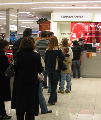 クリスマスの翌日、プレゼントを返品・交換しに店に並ぶ人たち