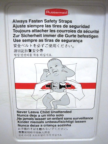 ８ヶ国語で書かれた、おむつ交換台の注意書き