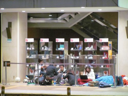 2月2日22:00の様子。閉店直後から並んだと見られます