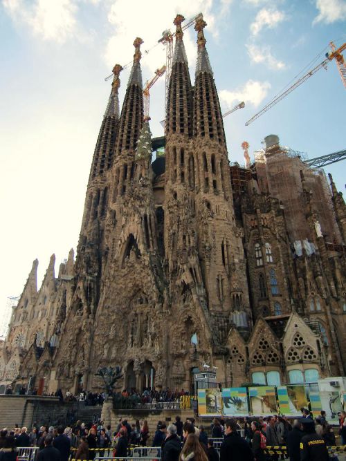 天空を突き抜けるかの様な奇想で神々しい大聖堂「サグラダ・ファミリア」
