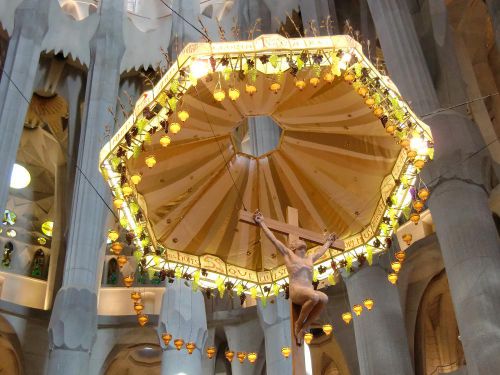 黄金の光に照らされたキリスト。祭壇上部に浮いているのは、前代未聞です!