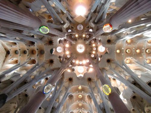 宝石が降り雪いで来るように感じられる、絢爛の礼拝堂の天井