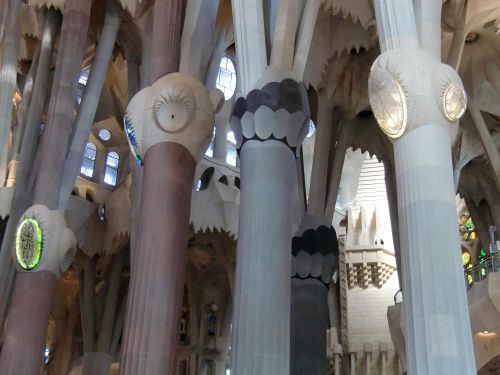 何て個性的な支柱の飾り!　樹木の幹の様に分かれて天井を支えます