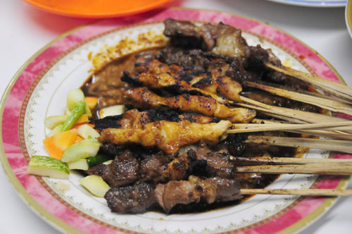 ヤギの串焼き。少し白っぽいのは鶏肉。串焼きの下にはたっぷりの甘辛いピーナッツソース。ご飯ともよく合いました