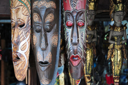 スラバヤ通りで売られていたロンボク島で作られた仮面。並んで昼寝中？