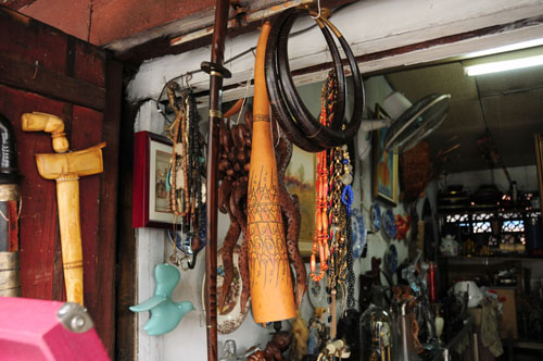 パプアの民族がつけるコテカ。「お土産品として購入していく人も多いんだよ」と店主