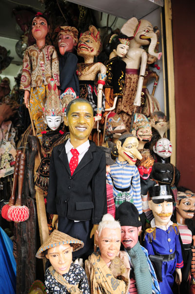 伝統芸能で使う人形に混じってオバマ米大統領の人形が