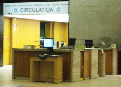 セルフサービスの貸し出しカウンター