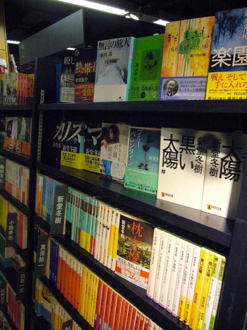 日本の本屋さんと思ってしまうくらい普通に日本の本が並びます
