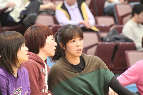 チームを就任1年目で3位に導いた傅姿伶(フー・ズーリン)ヘッドコーチ(右)と張慧瑛(ジャン・フイイン)アシスタントコーチ(中)