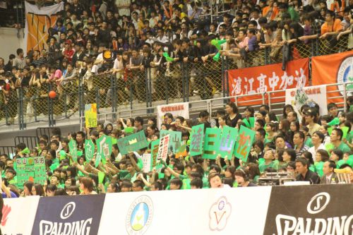 決勝戦の松山高中(ソンシャンガオジョン)の応援席の様子