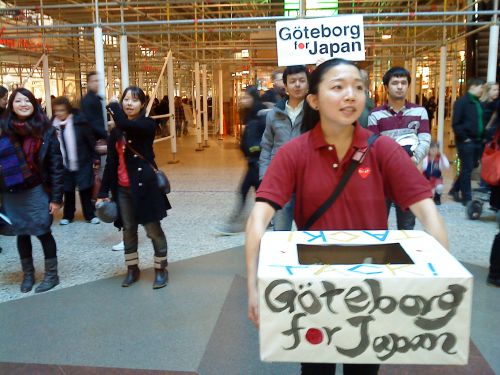 大きな募金箱の中にお金を入れていく市民が多くいました