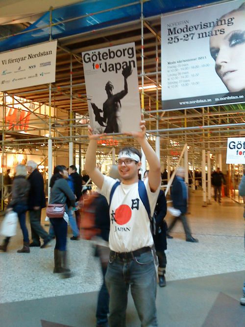 大きな看板を立てて、日本の皆様への援助のお願いしています