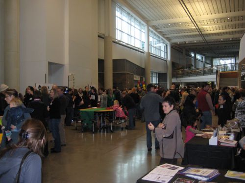 午前中のみの学区フェアでしたが、大勢の人でにぎわっていました