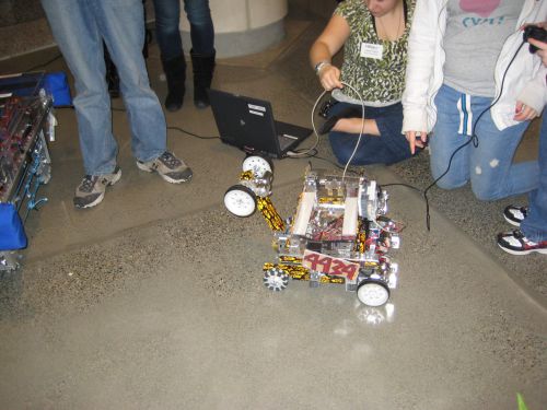 高校生がクラブ活動で作成したロボットや車を操作させてもらえるコーナーもありました