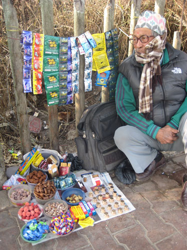 「チュルピー」はばら売りで1粒1ルピー（1.2円）です