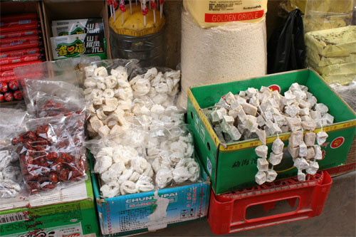 糸で繋いであります。持ち運びに便利？