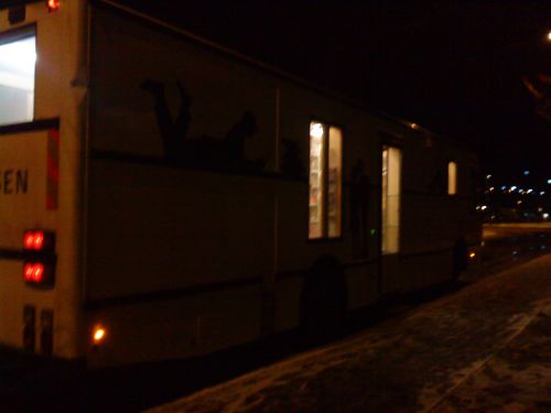 家の近くに来たブークブッセン　時間帯は小中学生も利用しやすい平日の15時から20時頃までと土曜日を中心に各住宅街を巡回しています