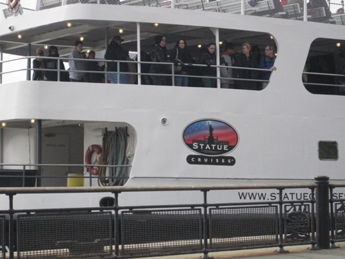 自由の女神像のある島に行くフェリー