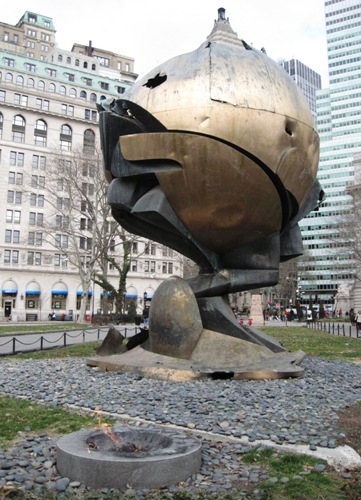 テロの惨事の生々しさを伝える彫刻